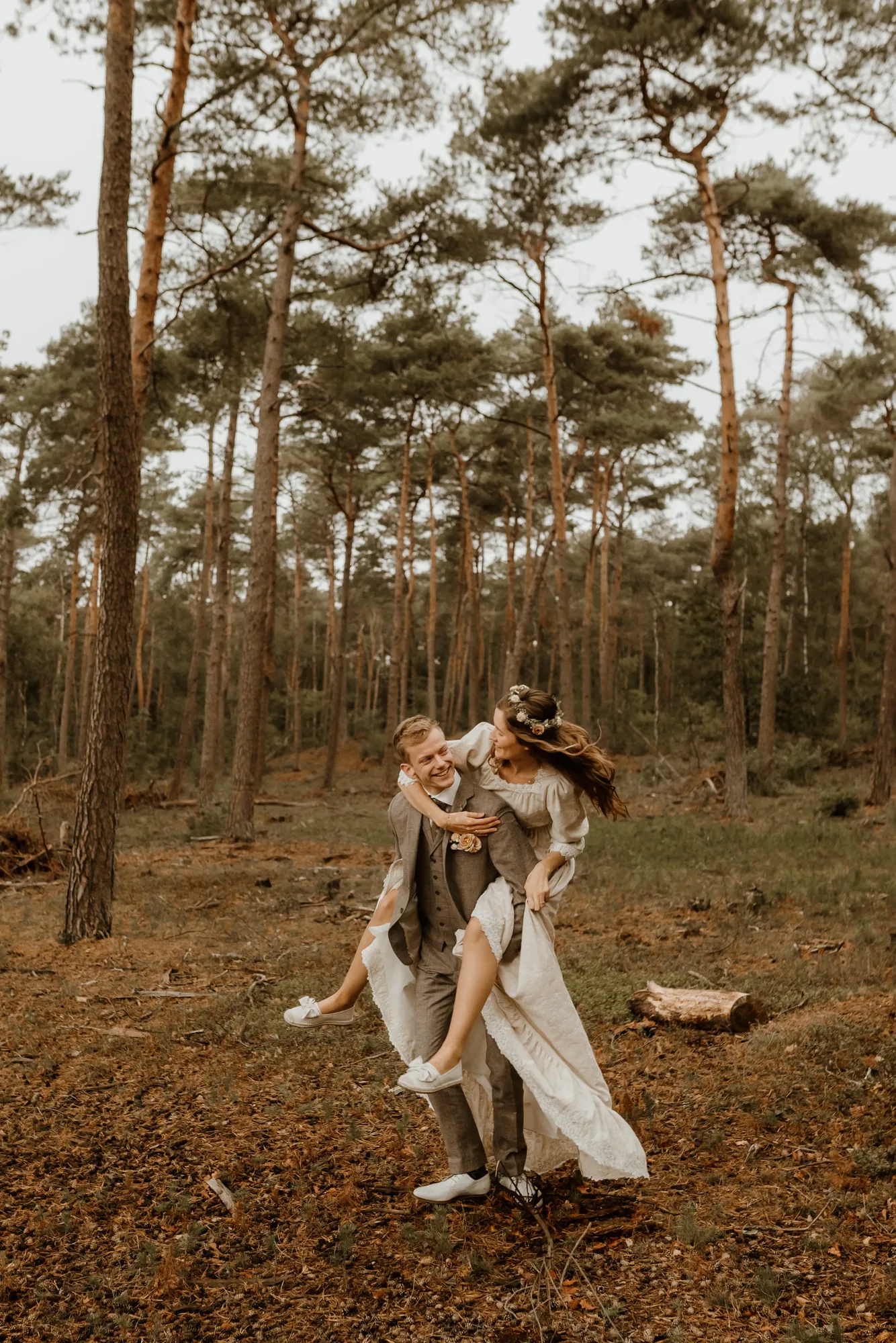 Bruiloft van Ivo en Heidi midden in het bos. — trouwfoto 10