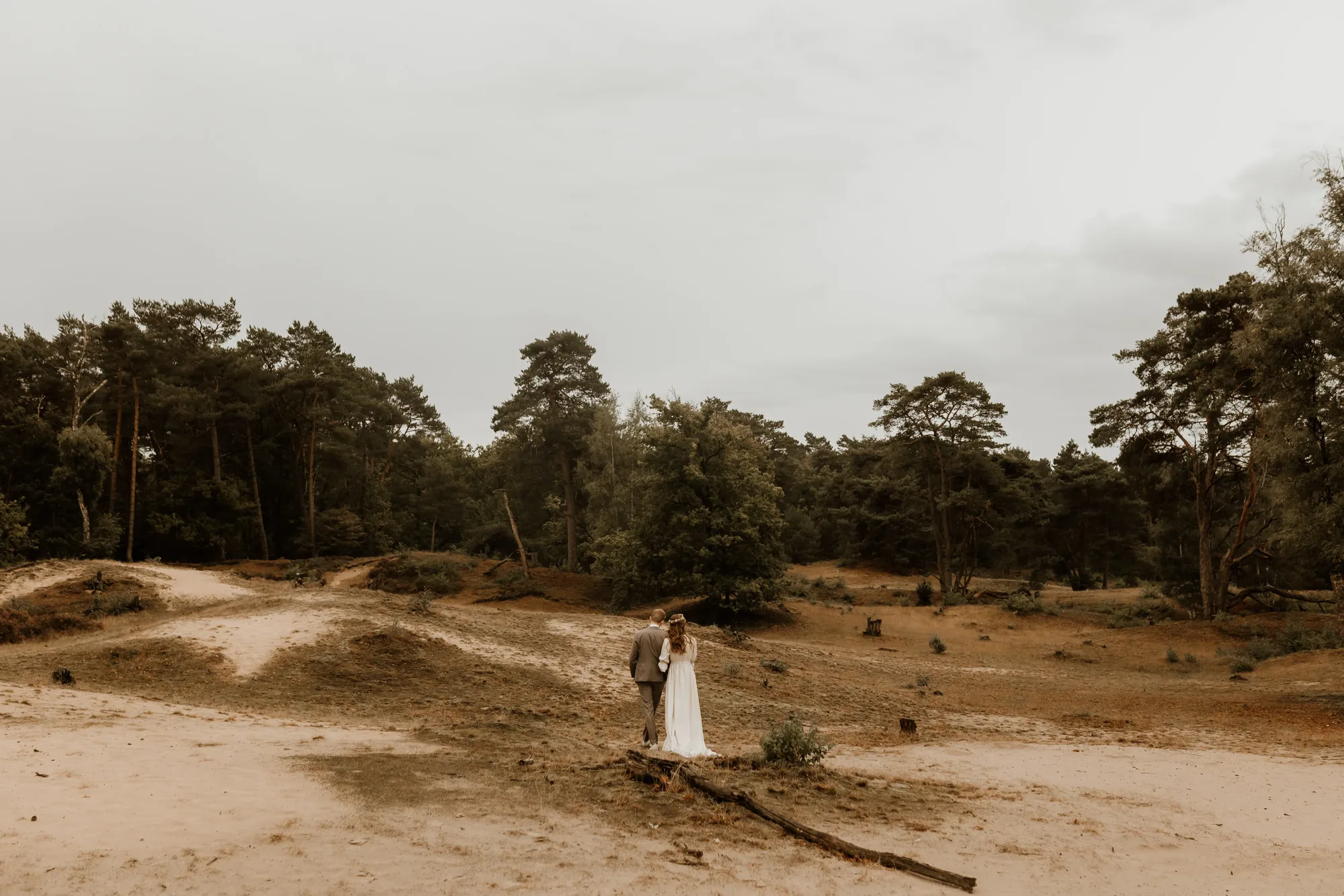 Bruiloft van Ivo en Heidi midden in het bos. — trouwfoto 12