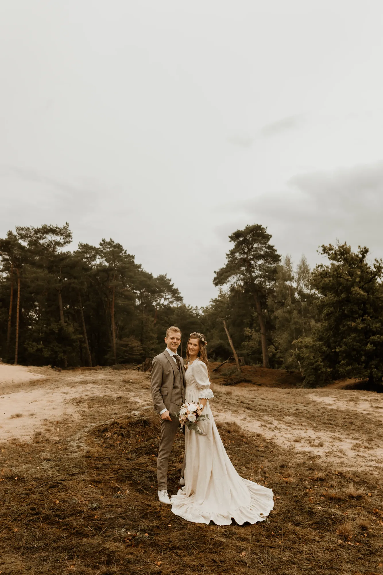 Bruiloft van Ivo en Heidi midden in het bos. — trouwfoto 13