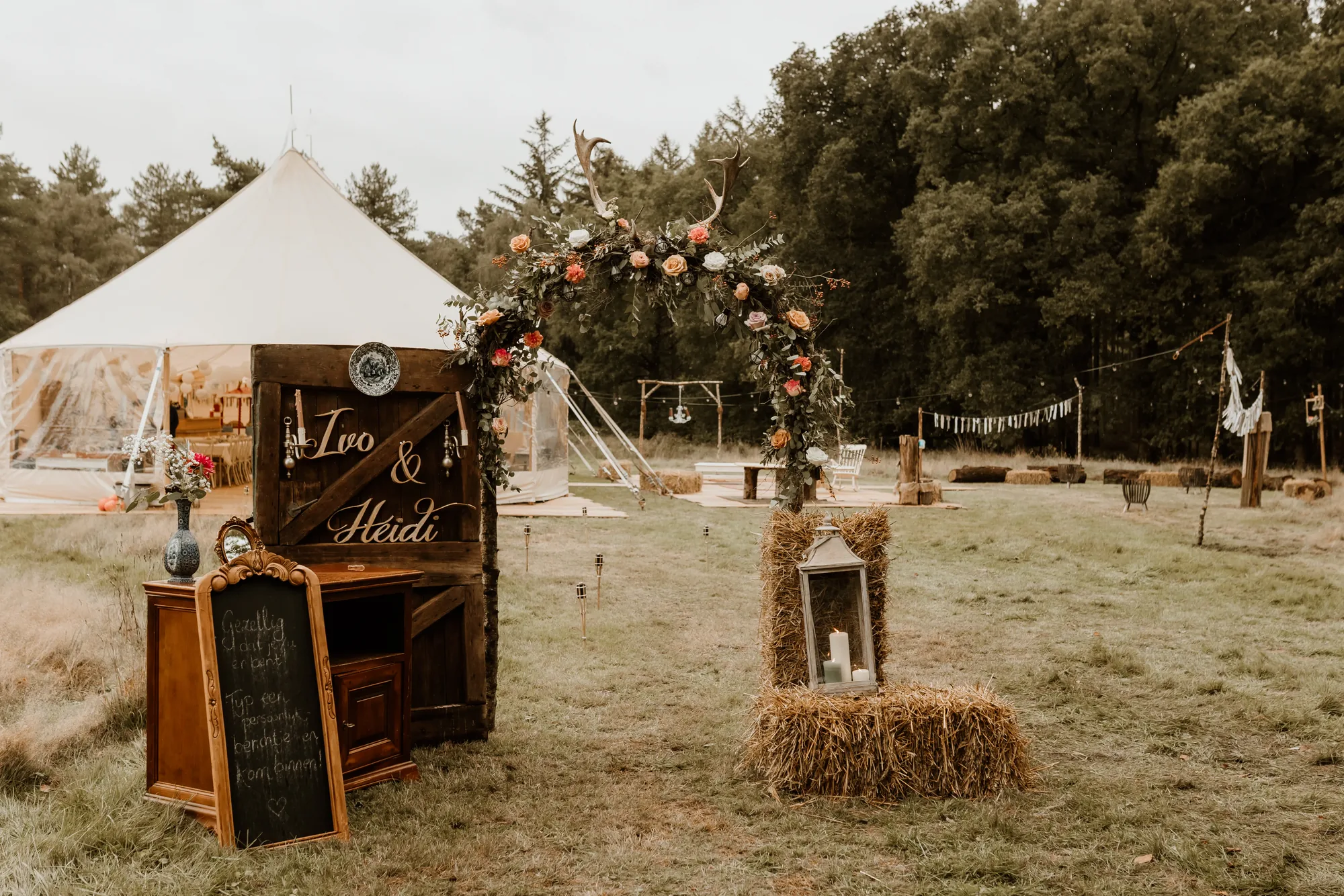 Bruiloft van Ivo en Heidi midden in het bos. — trouwfoto 23