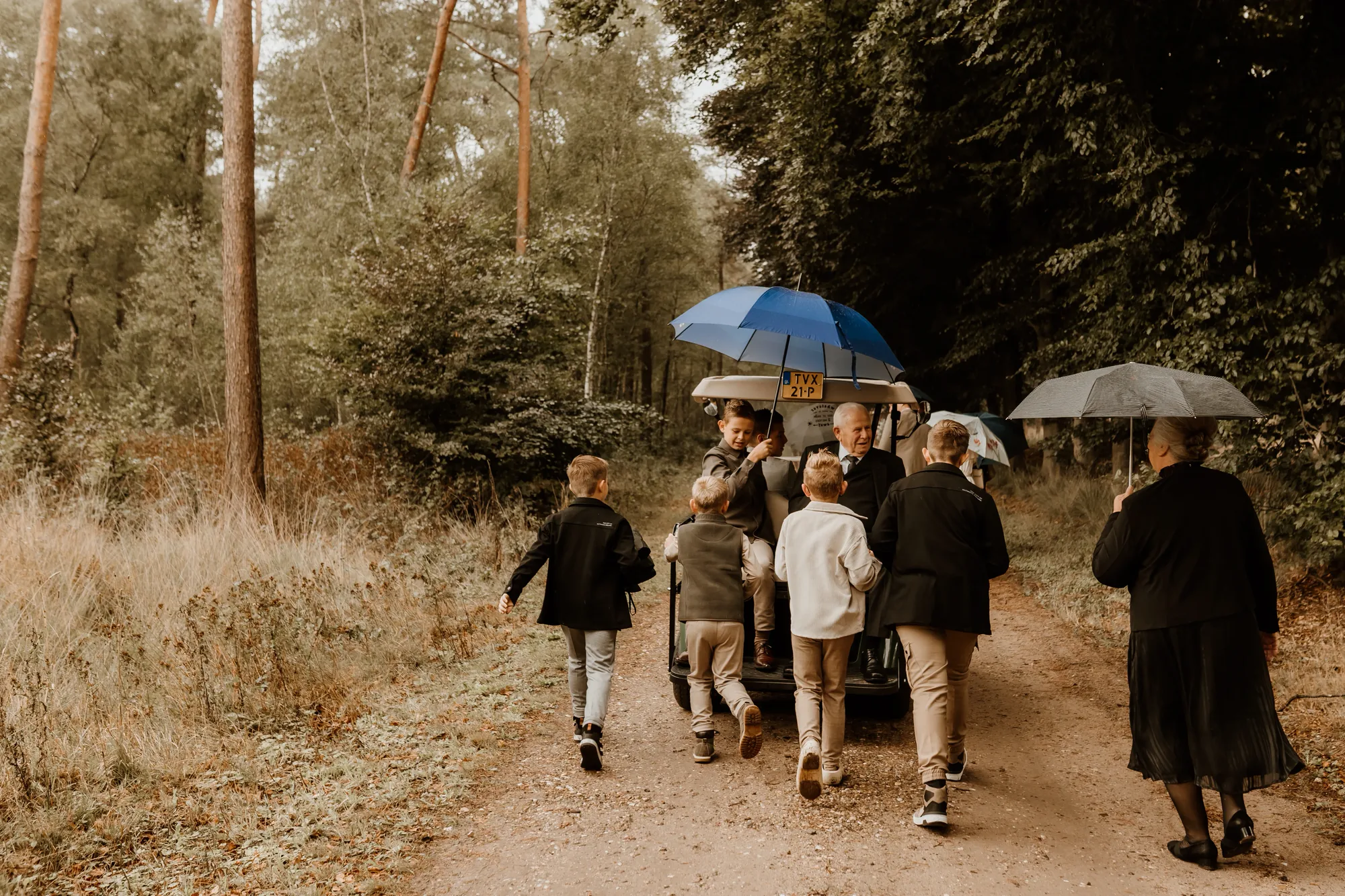 Bruiloft van Ivo en Heidi midden in het bos. — trouwfoto 28