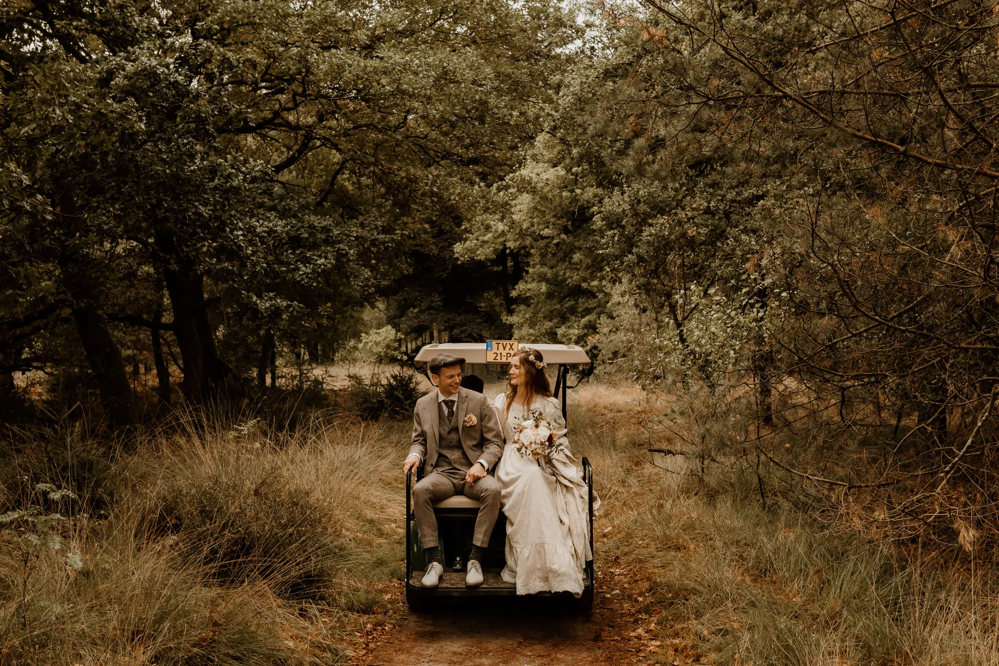 Bruiloft van Ivo en Heidi midden in het bos. — trouwfoto 35