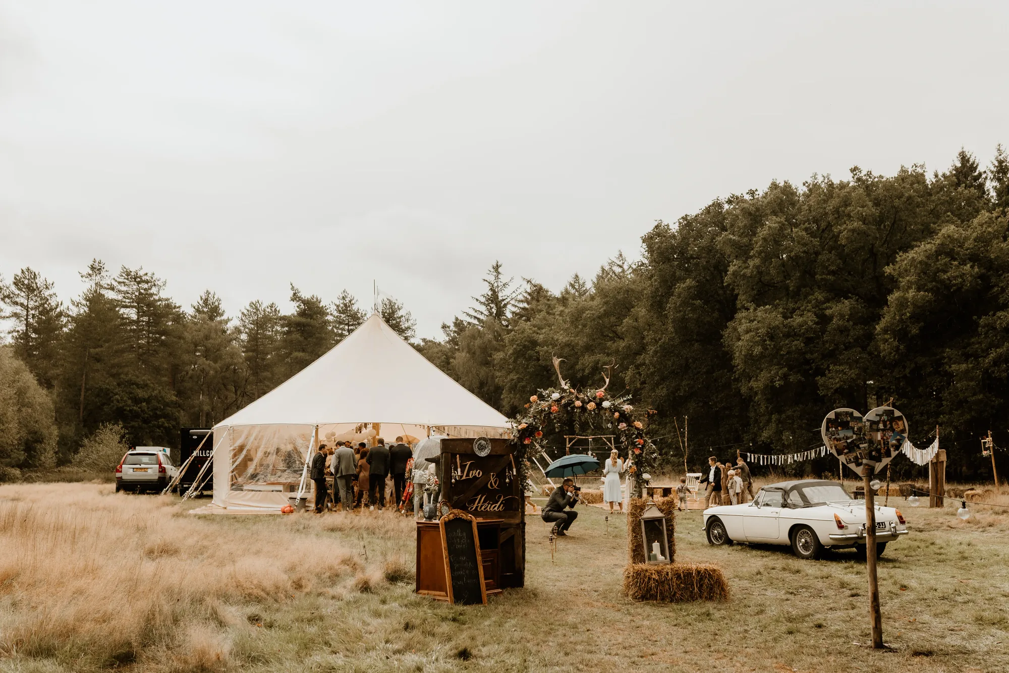 Bruiloft van Ivo en Heidi midden in het bos. — trouwfoto 36