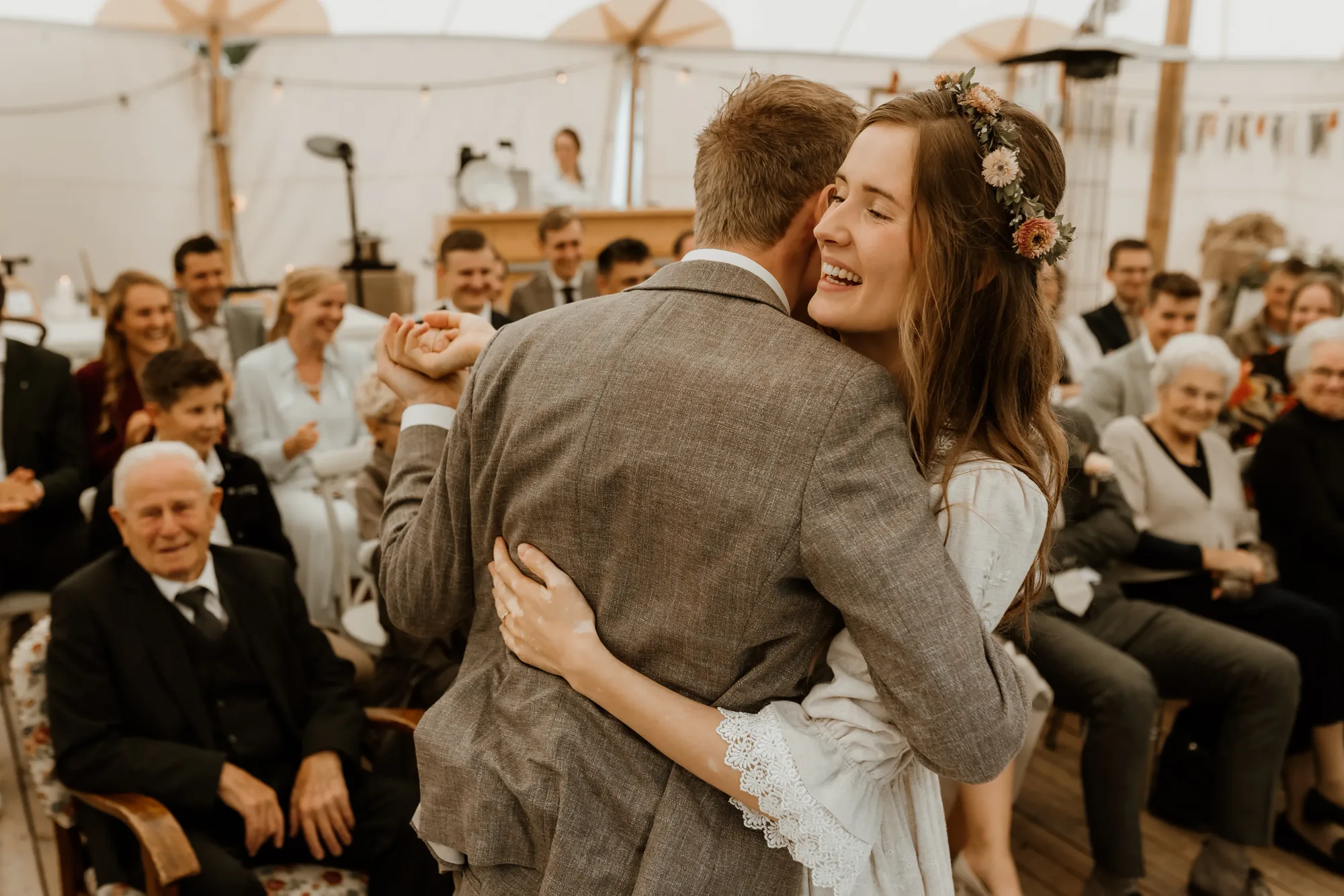 Bruiloft van Ivo en Heidi midden in het bos. — trouwfoto 38