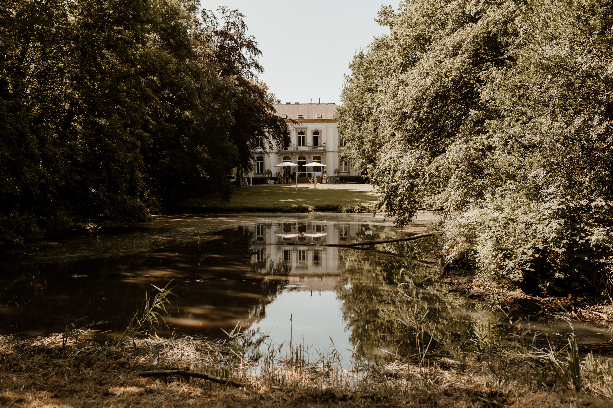 Tjeerd en Lisa trouwen bij Landhuis Wolfslaar in Breda — trouwfoto 21