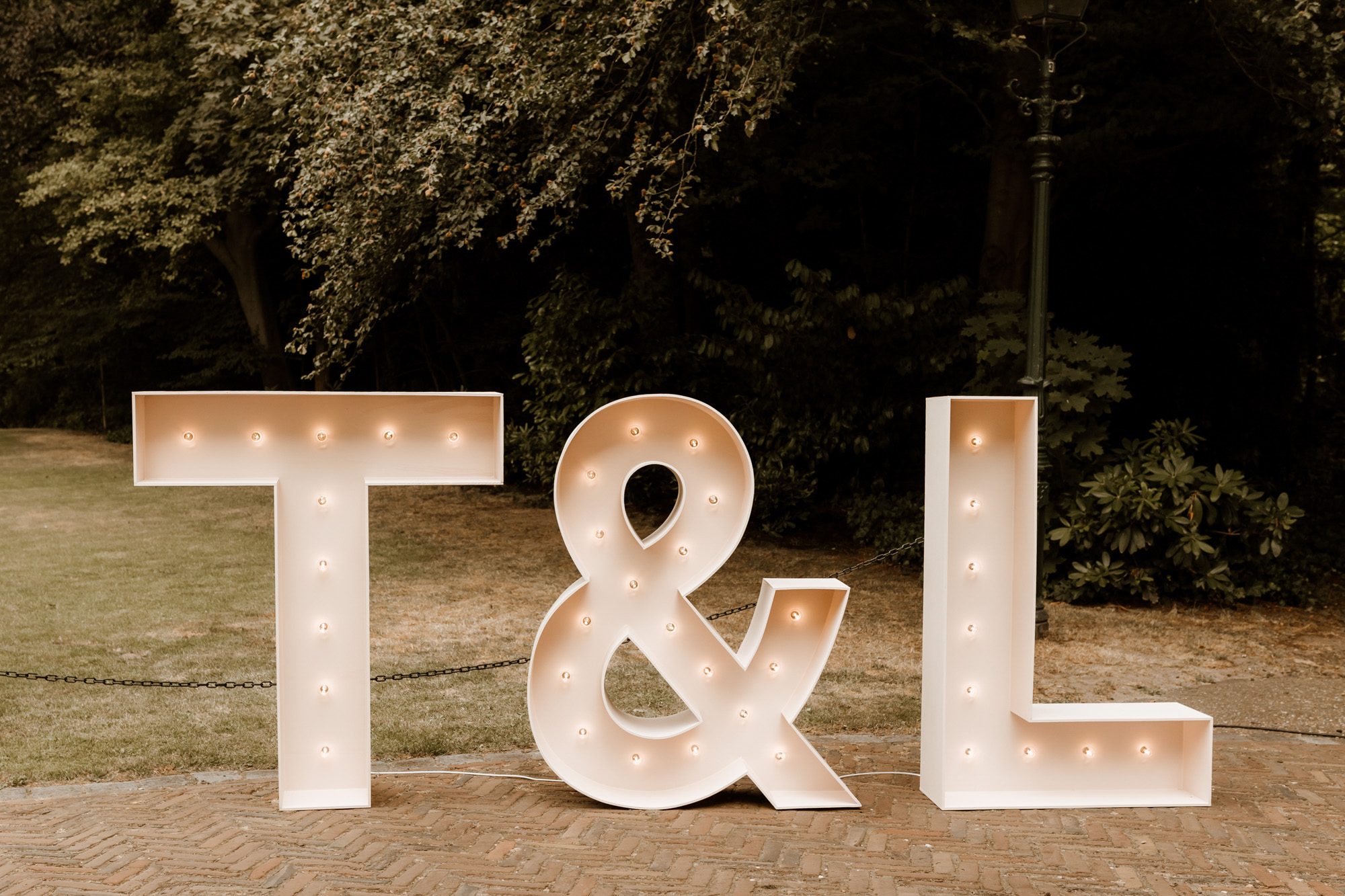 Tjeerd en Lisa trouwen bij Landhuis Wolfslaar in Breda — trouwfoto 77