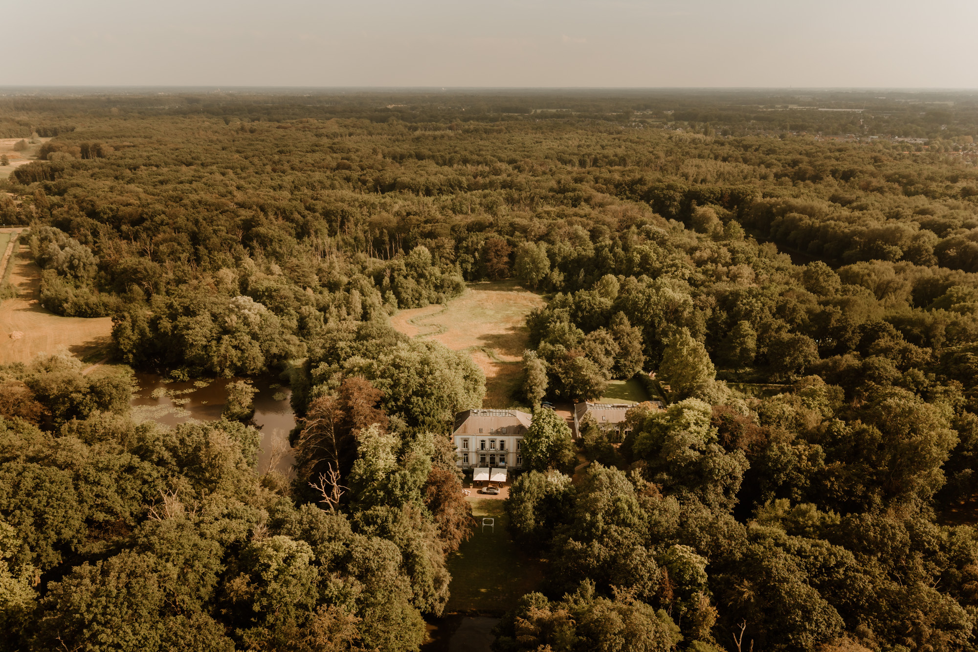 Tjeerd en Lisa trouwen bij Landhuis Wolfslaar in Breda — trouwfoto 94