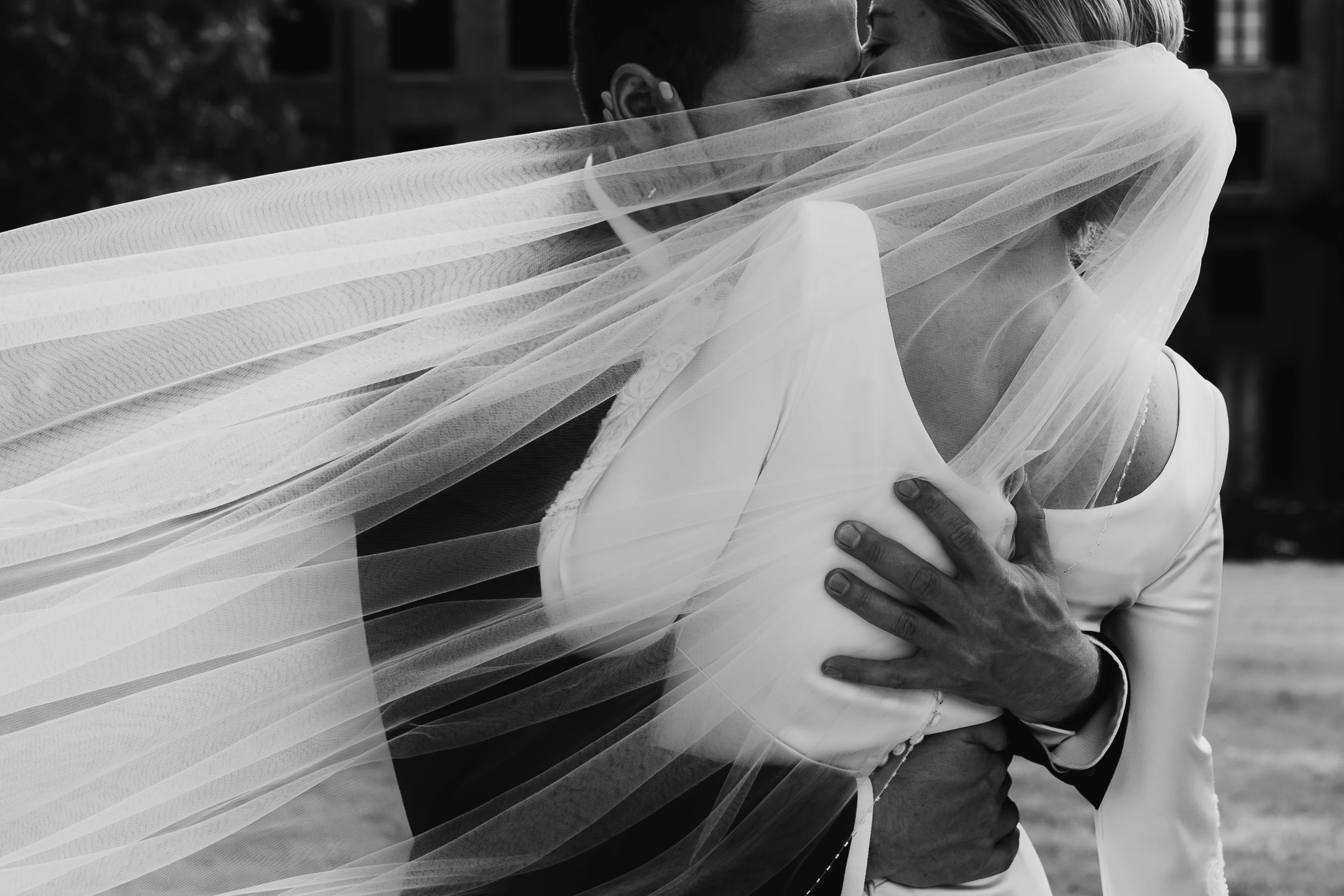 Bruid onder haar sluier in zwart-wit, gefotografeerd door Marilyn Fotografie