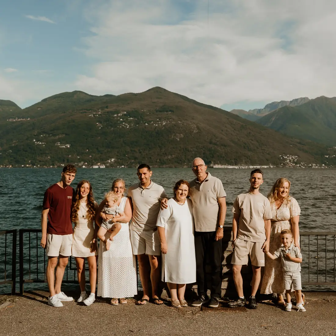 De familie van bruidsfotograaf Marilyn Hansum aan het water