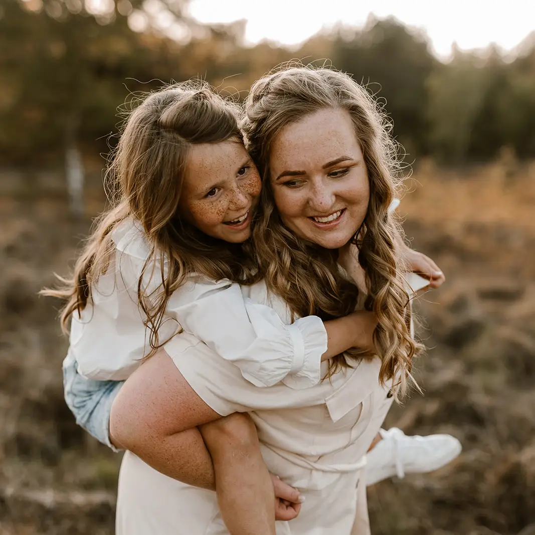 Marilyn Hansum met haar zusje Salomé