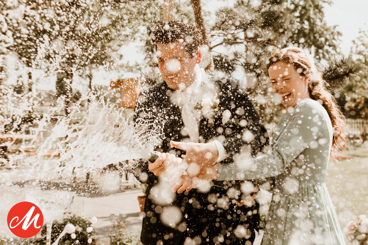 Bekroonde trouwfoto: bruidspaar in een wolk van confetti — Masters of Wedding Photography Award