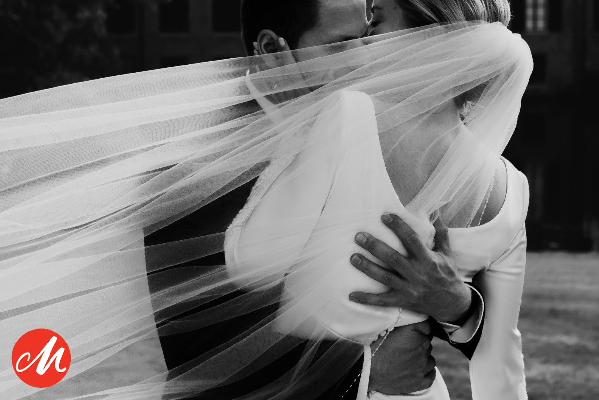 Bekroonde trouwfoto: bruid onder haar sluier in zwart-wit — Masters of Wedding Photography Award
