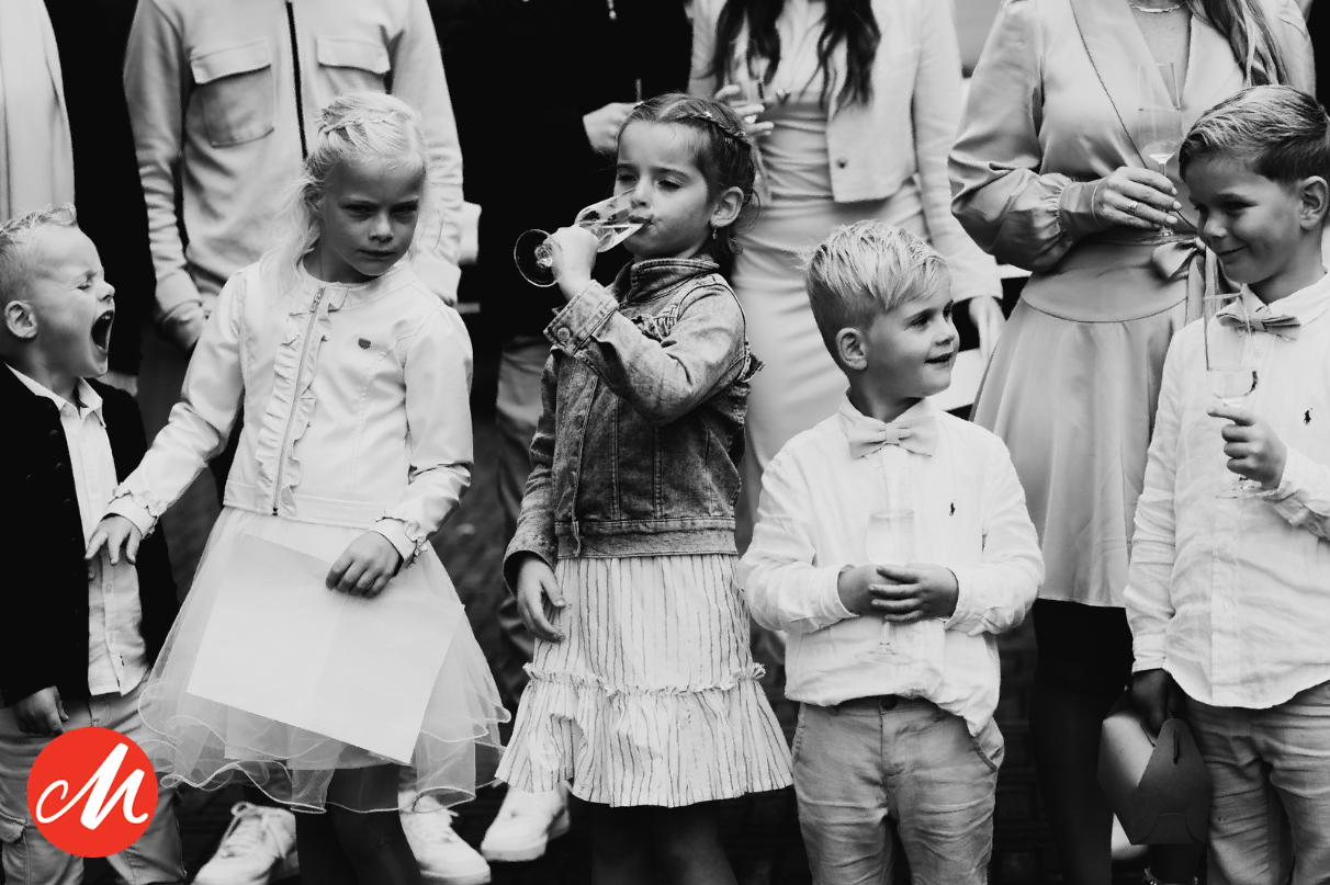 Bekroonde trouwfoto: kinderen met bellenblaas op de bruiloft — Masters of Wedding Photography Award