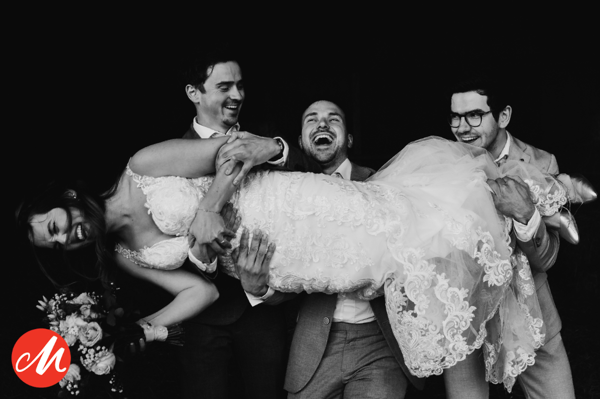 Bekroonde trouwfoto: de bruid wordt gedragen door de bruidsjonkers — Masters of Wedding Photography Award