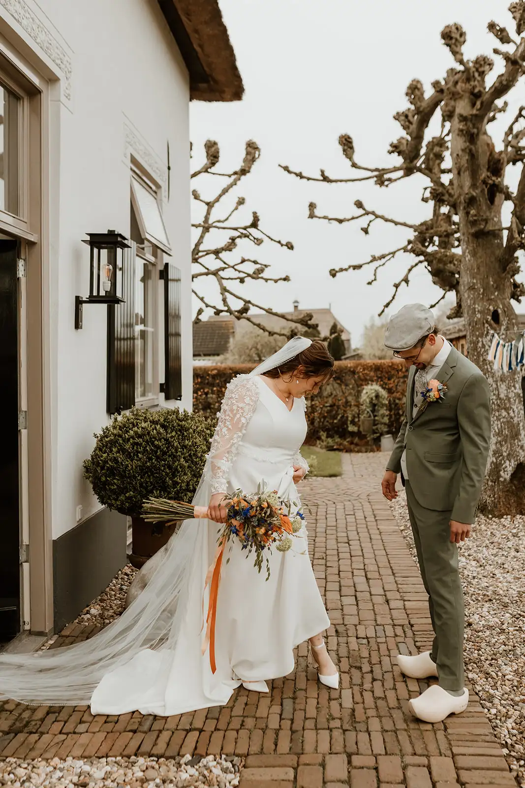 Bruidspaar met bruidsboeket — prijzen voor bruidsfotografie bij Marilyn Fotografie