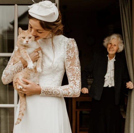 Bruid met haar kat op haar trouwdag, gefotografeerd door Marilyn Fotografie