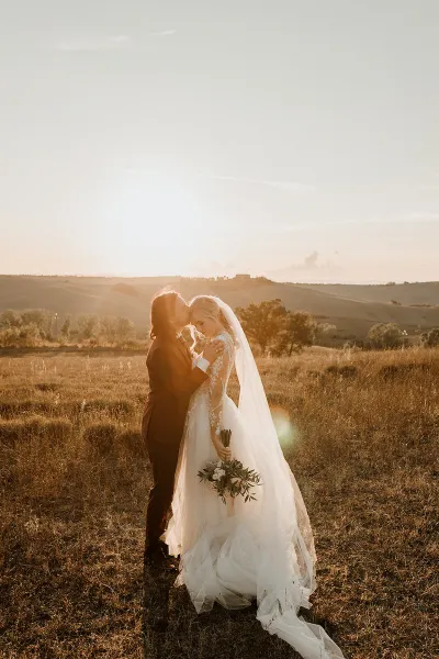 Bruidspaar in het gouden avondlicht tijdens hun bruiloft in Toscane, Italië